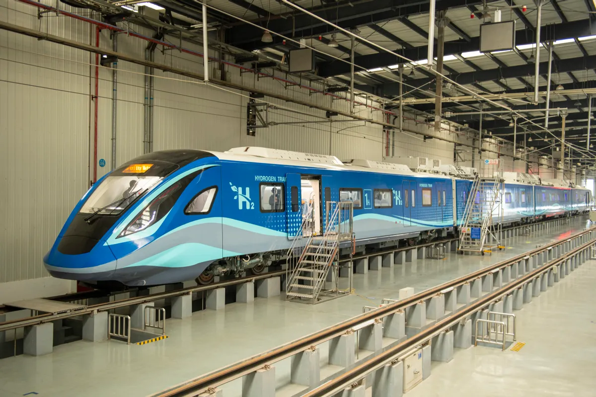 Презентация первого водородного поезда CRRC на заводе в Чэнду. Источник: Liu Zhong