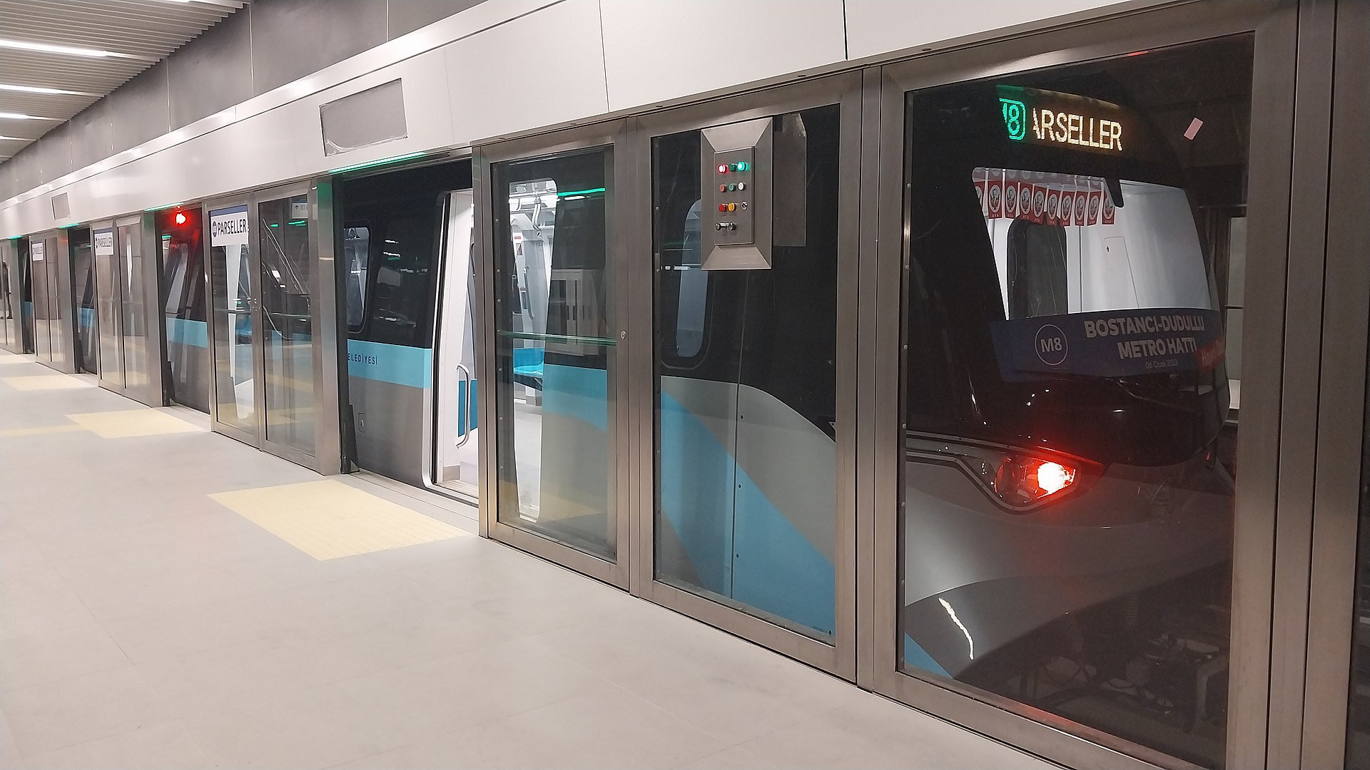 Платформенные двери на одной из станций линии M8 стамбульского метро