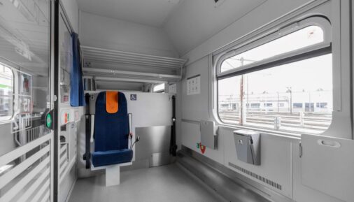 Интерьер пассажирского вагона, модернизированного Pesa до стандарта COMBO, 2021 год