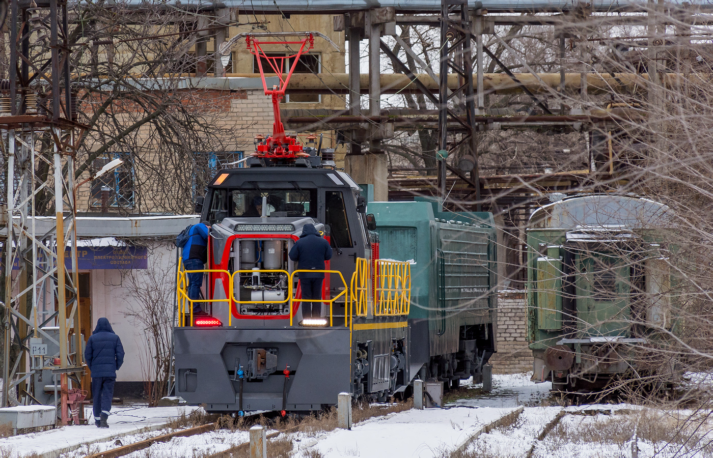Контактно-аккумуляторный маневровый локомотив ЭМКА2 в ливрее РЖД на НЭВЗе