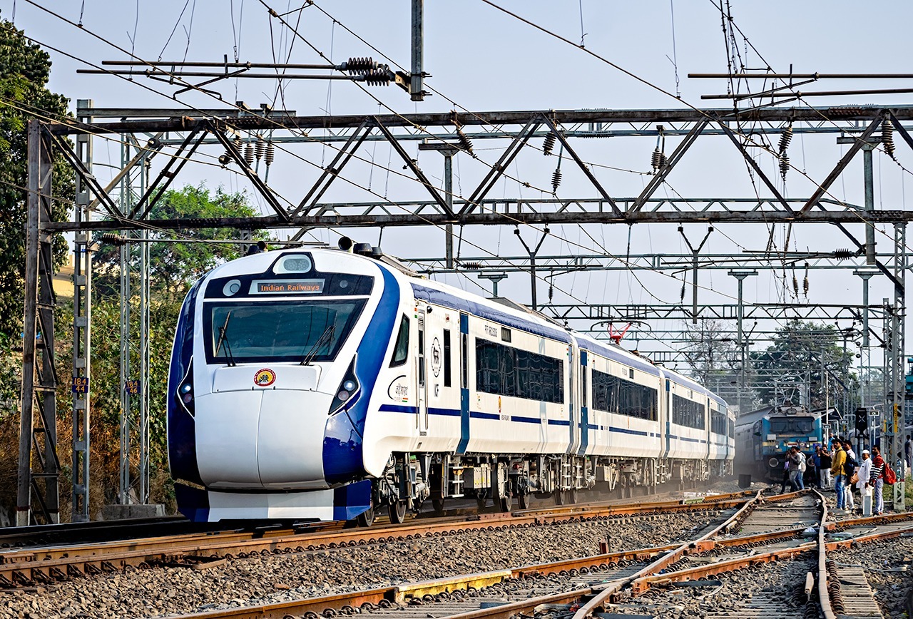 Электропоезд Vande Bharat второго поколения на пути в Мумбаи
