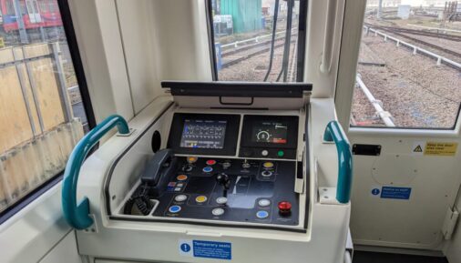 Пуль машиниста в поезде метро Inneo для Лондона