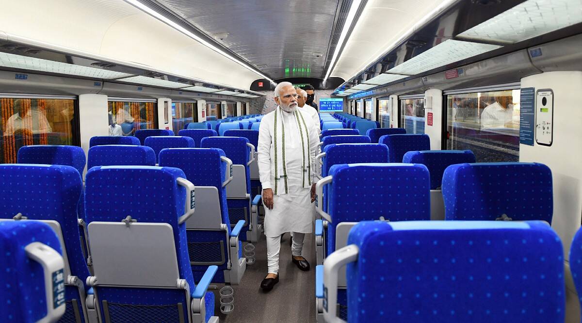 Премьер-министр Нарендра Моди осматривает салон поезда Vande Bharat второй поколения
