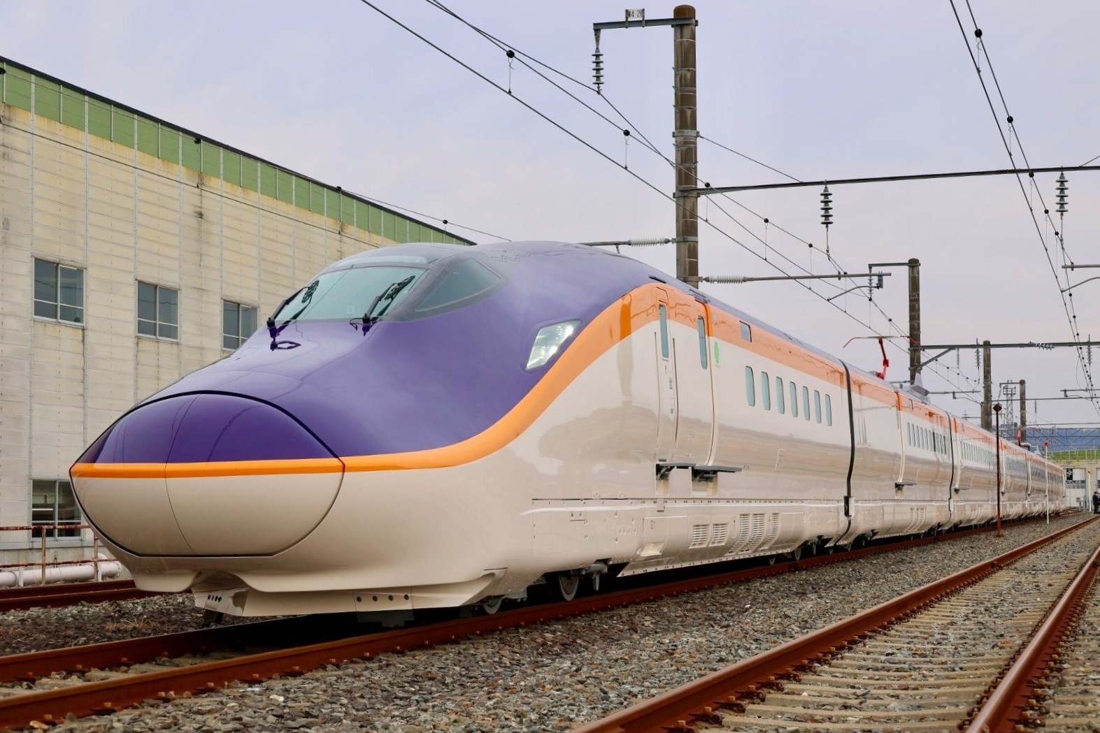 Презентация высокоскоростного электропоезда серии E8 от Kawasaki Rail и Hitachi Rail в депо в Рифу