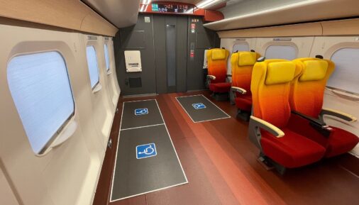 Салон вагона второго класса высокоскоростного электропоезда серии E8 от Kawasaki Rail и Hitachi Rail