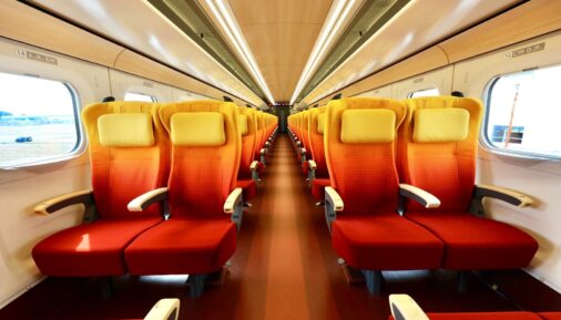 Салон вагона второго класса высокоскоростного электропоезда серии E8 от Kawasaki Rail и Hitachi Rail