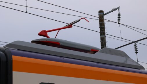 Пантограф высокоскоростного электропоезда серии E8 от Kawasaki Rail и Hitachi Rail