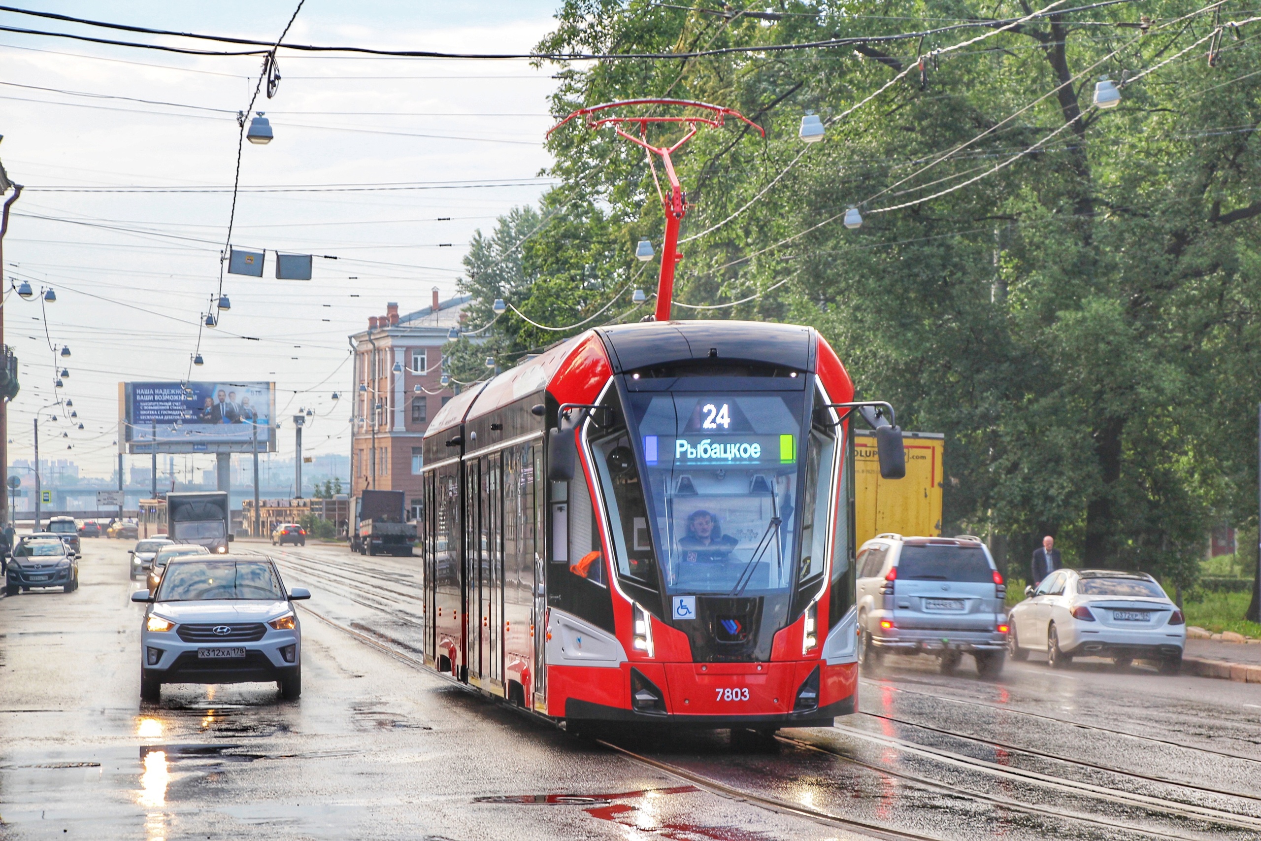 Трамвай ПК ТС в Санкт-Петербурге с системой активной помощи водителю