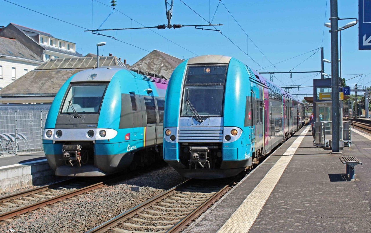 Региональные поезда в парке SNCF.