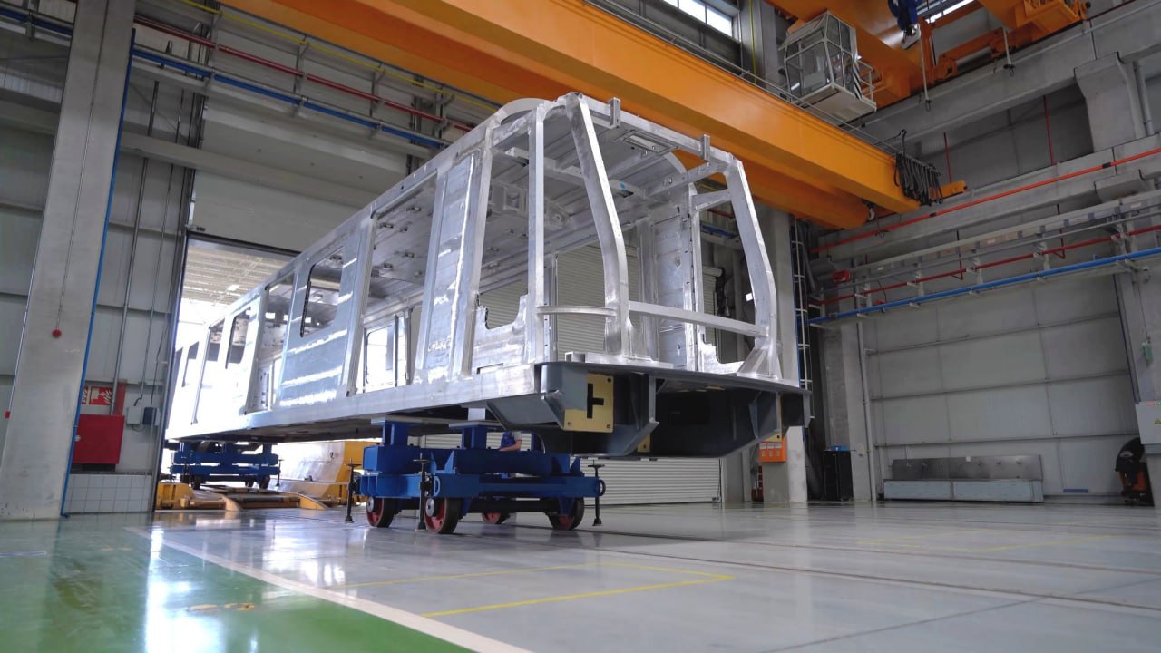 Алюминиевый кузов для поезда метро на заводе CRRC в Турции