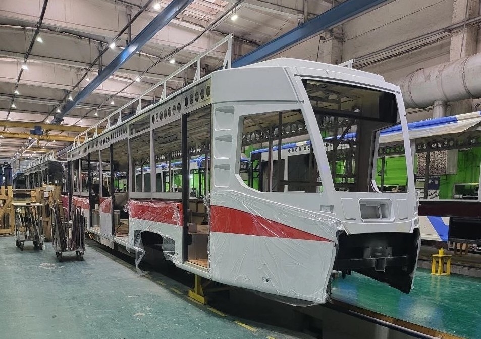 Сборка односекционного низкопольного трамвая для Самары на заводе BKM Holding в Минске