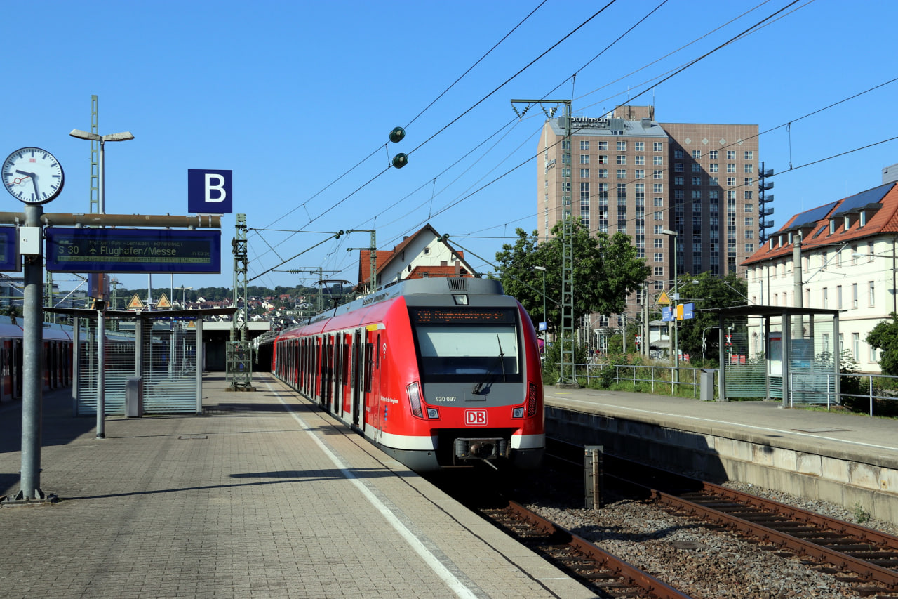 Электропоезд класса 430, разработанный Bombardier and Alstom, на городской железной дороге Штутгарта