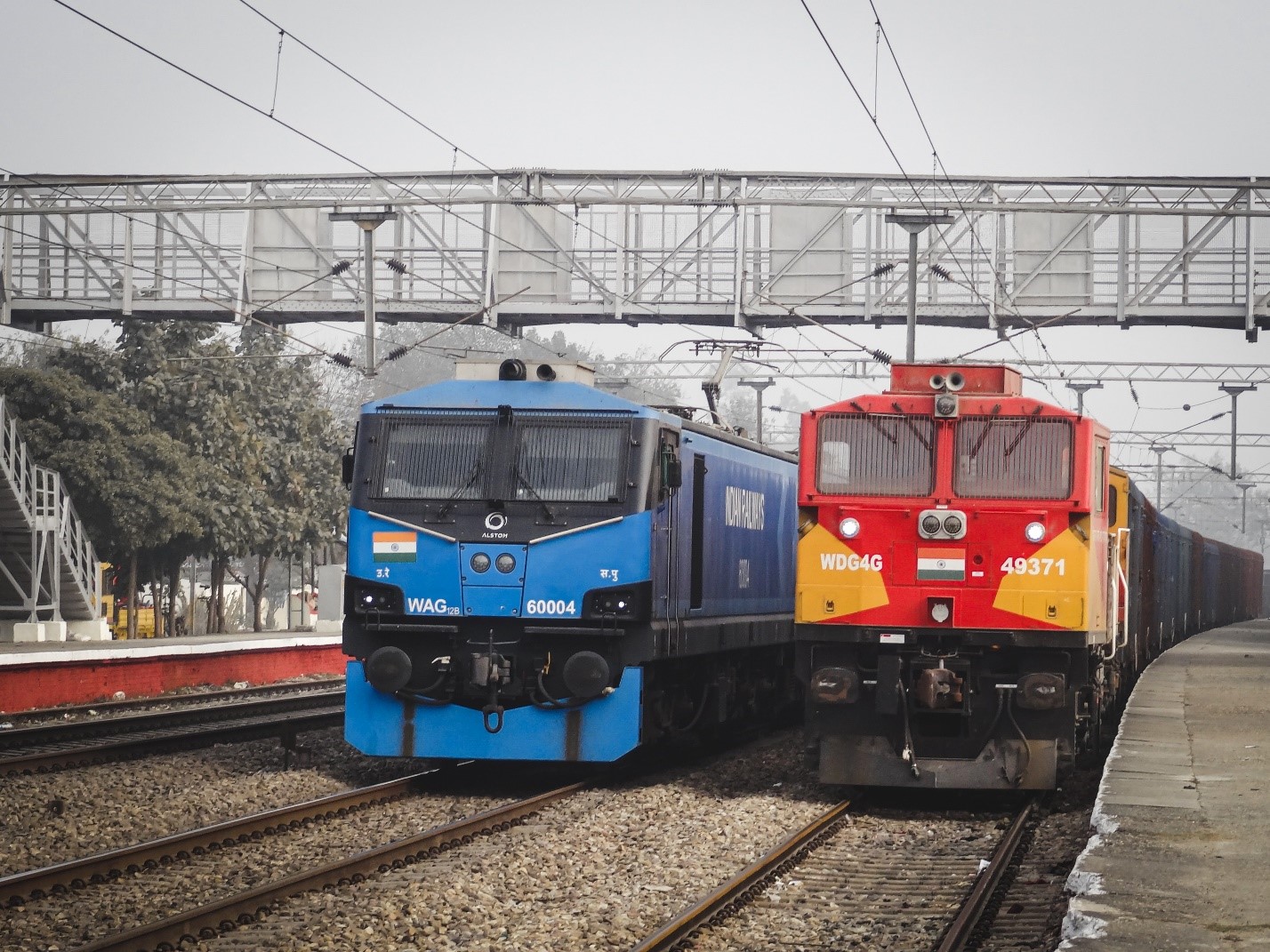 Серийно выпускающиеся в Индии электровоз Alstom WAG 12B и тепловоз Wabtec WDG-4G