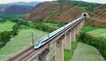 Запущен новый электропоезд CRRC на самой высокогорной железнодорожной линии в мире