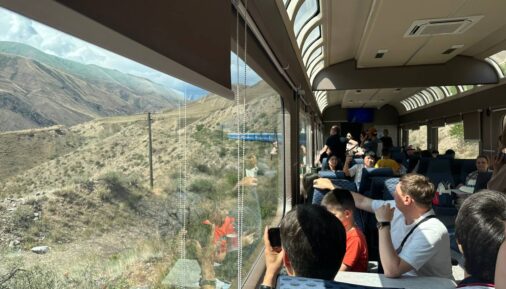 Салон туристического пассажирского вагона КТЖ с панорамными окнами
