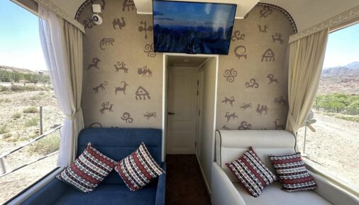 Салон туристического пассажирского вагона КТЖ с панорамными окнами
