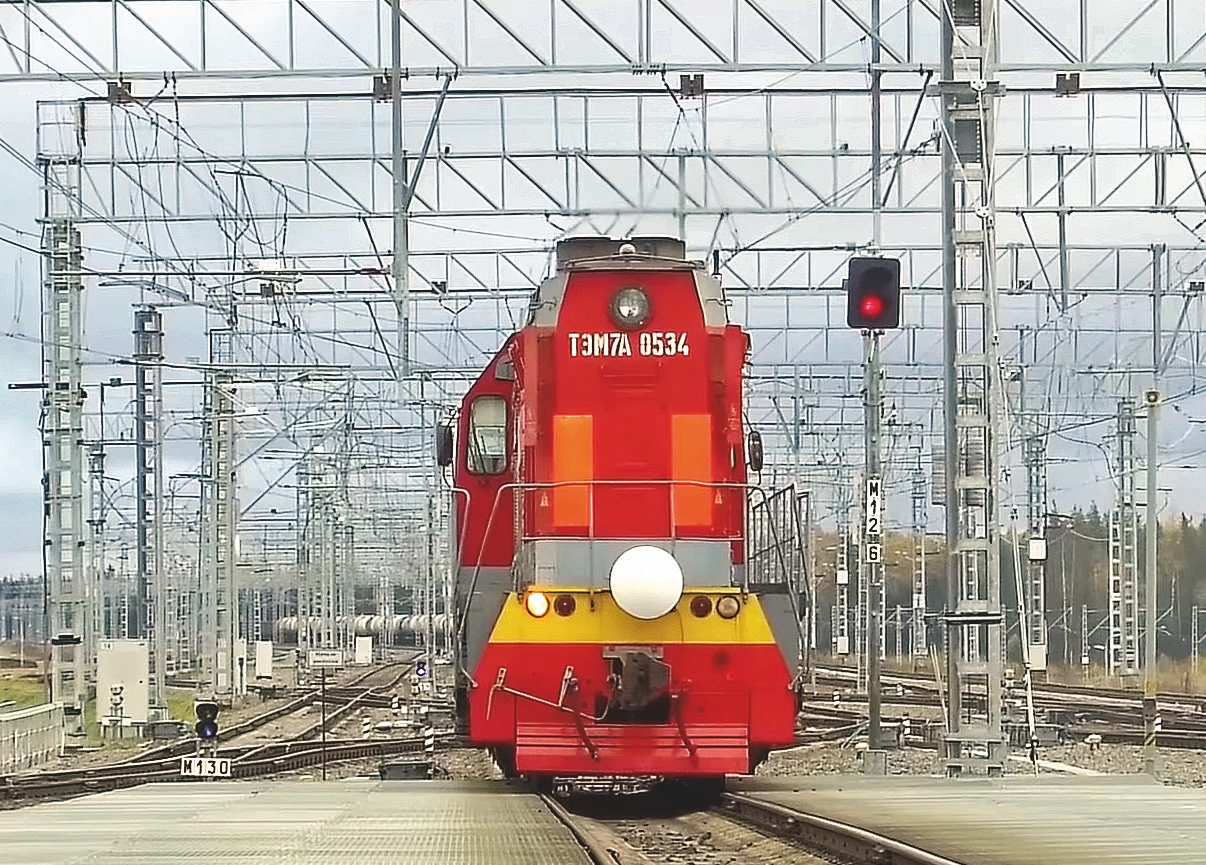 Маневровый тепловоз ТЭМ7А на станции Лужская Октябрьской железной дороги