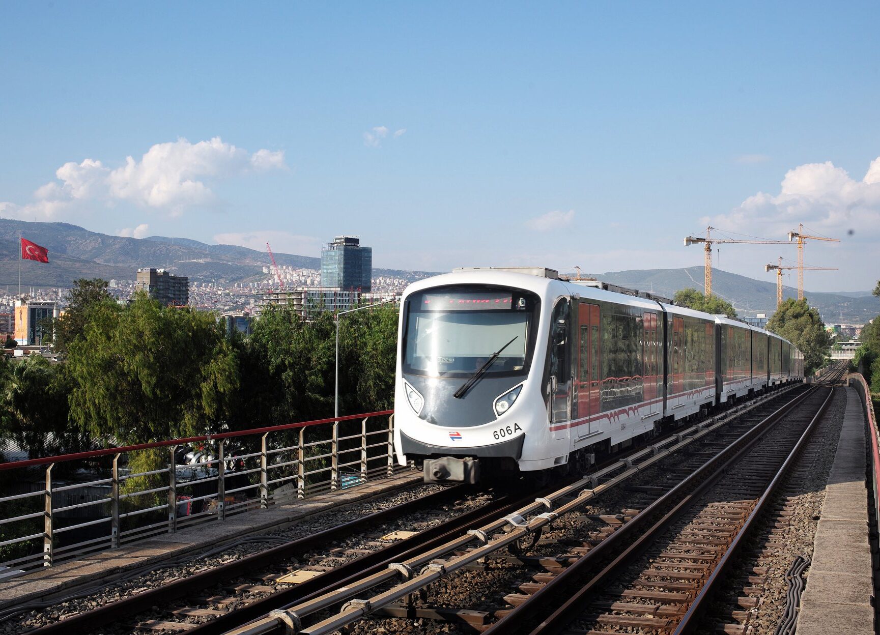 Легкорельсовый поезд CRRC TRITON в Измире