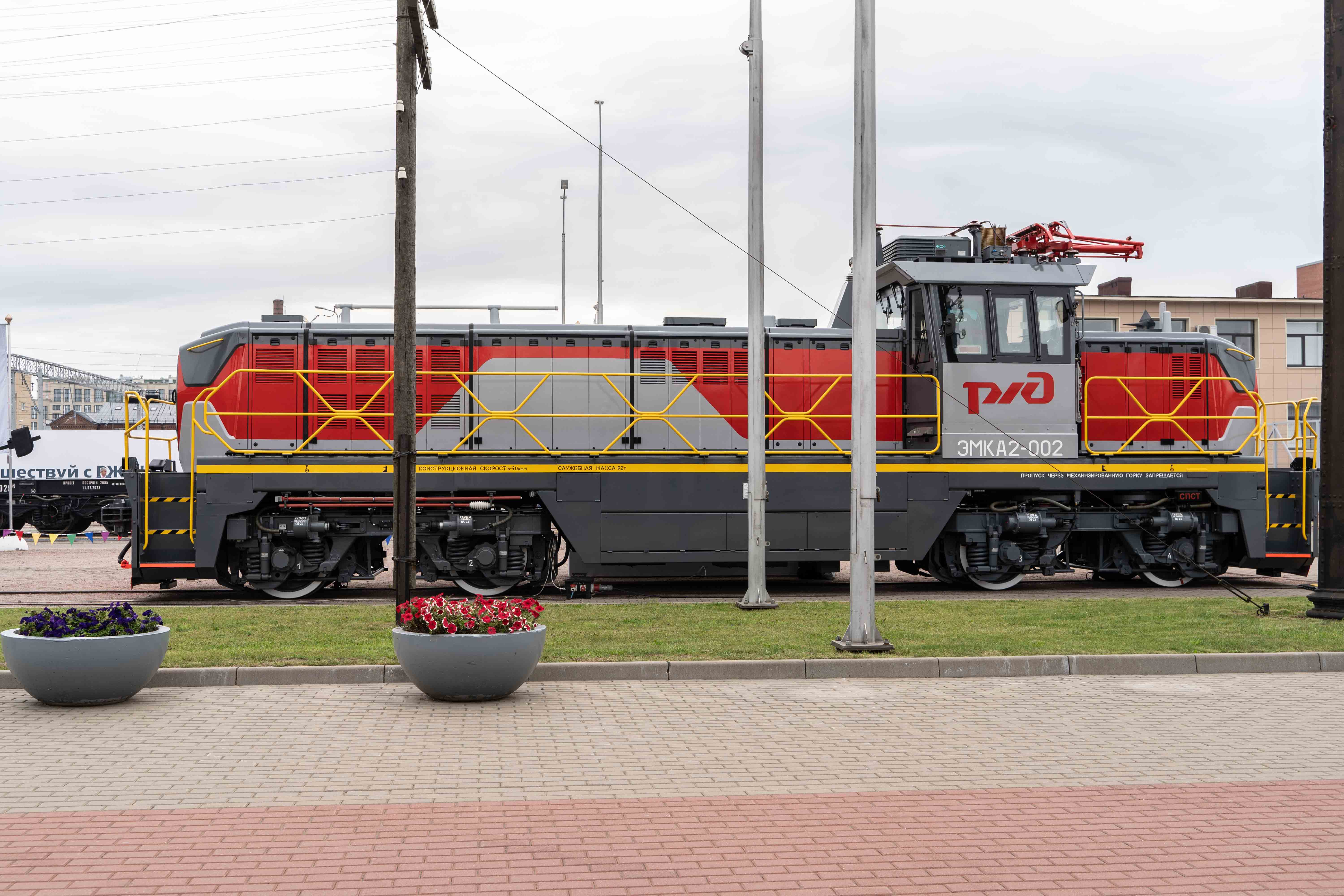 Контактно-аккумуляторный локомотив ЭМКА2 на выставке «PRO//Движение.Экспо» в 2023 году