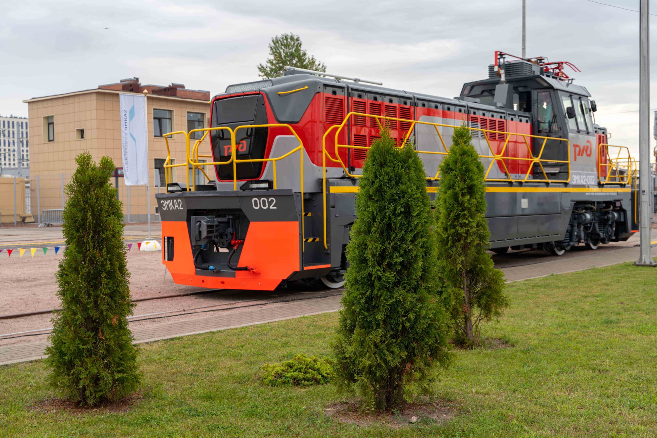 Контактно-аккумуляторный локомотив ЭМКА2 на выставке «PRO//Движение.Экспо» в 2023 году