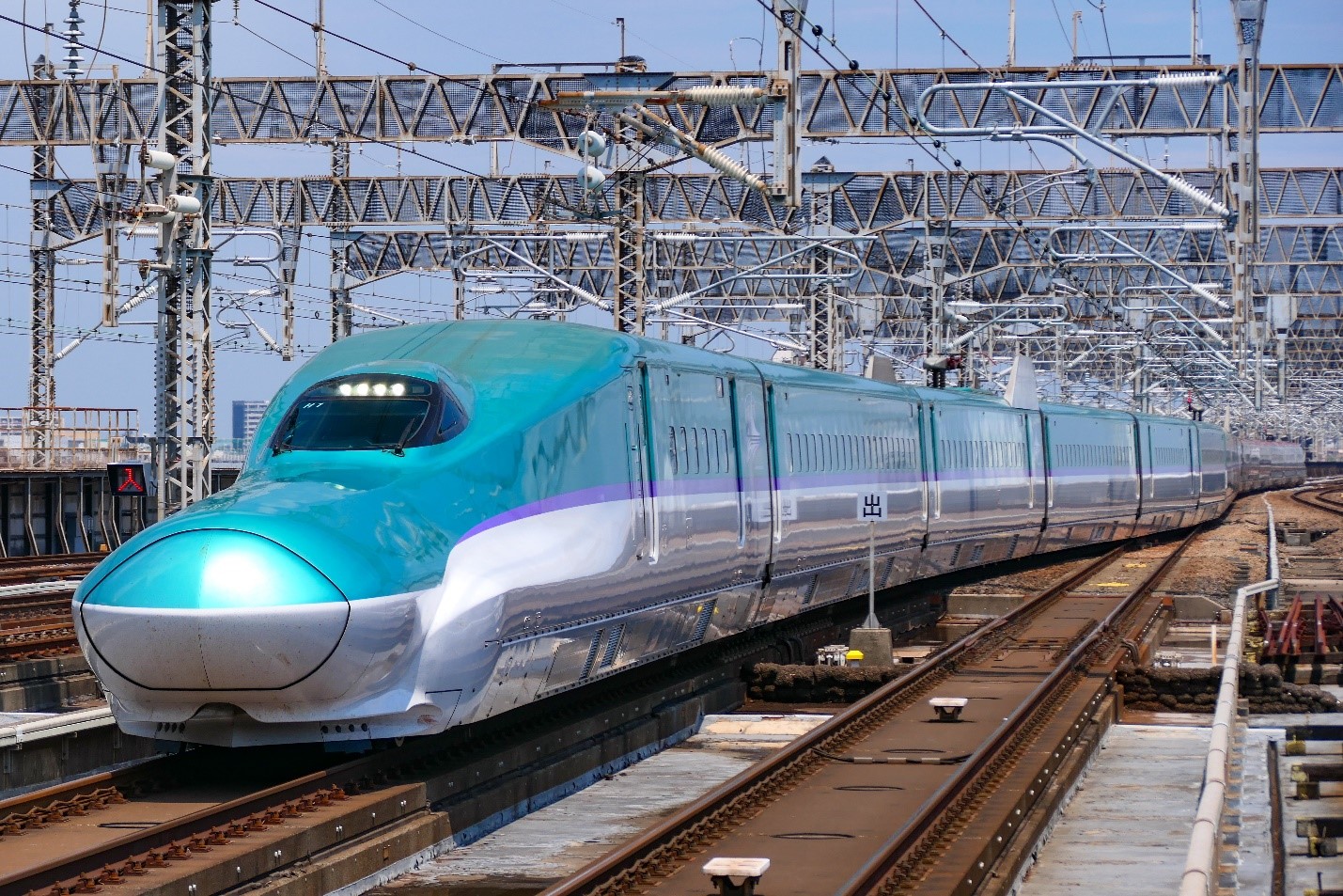 Высокоскоростной электропоезд серии Е5 Shinkansen по пути в Токио