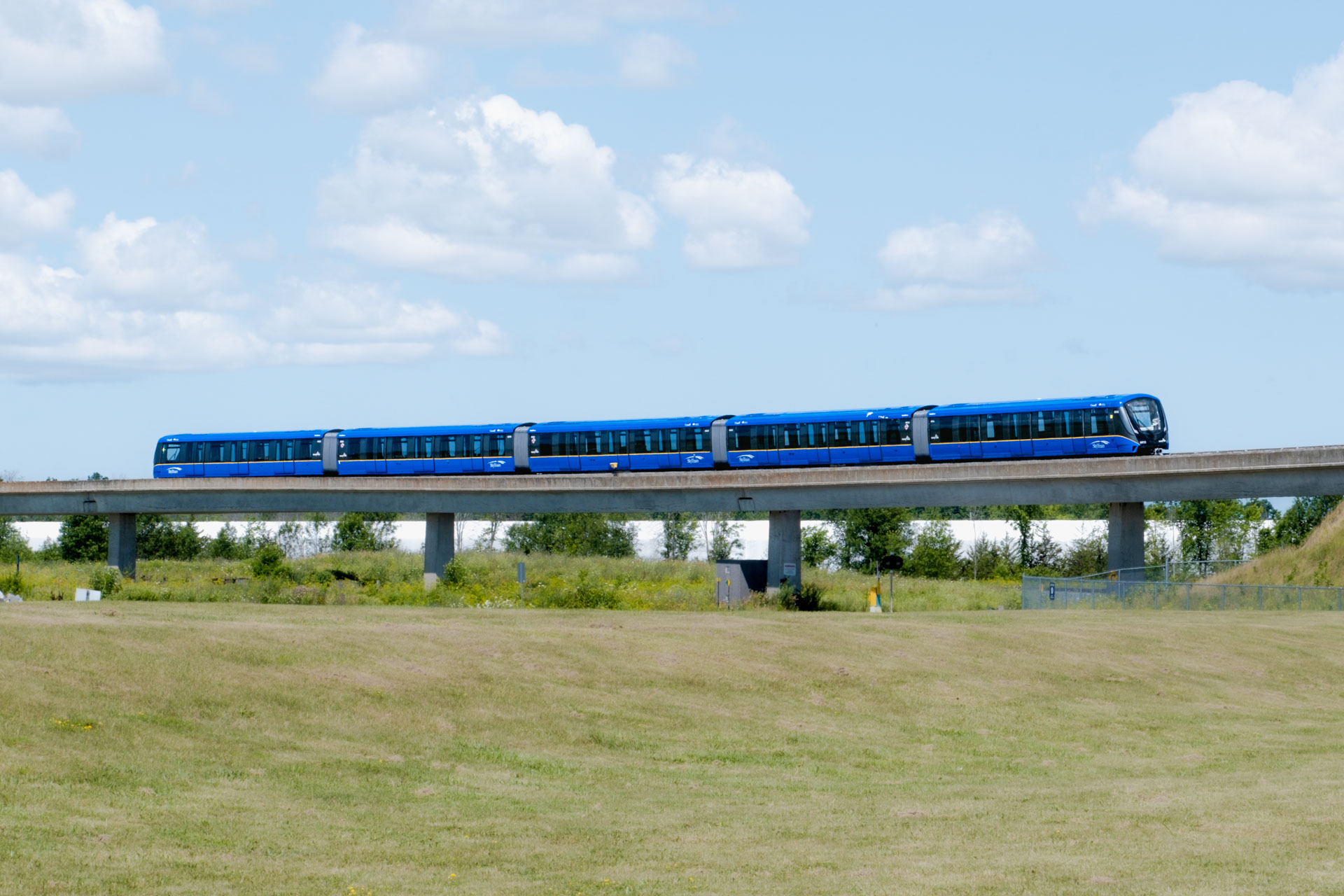 Первый поезд метро Mark V на путях завода Alstom в Кингстоне