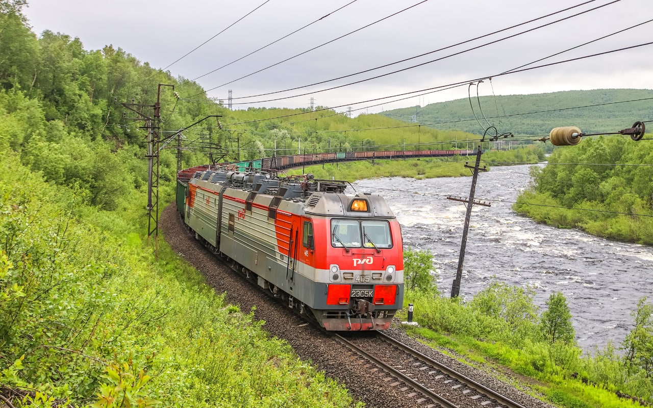Магистральный грузовой электровоз 2ЭС5К на Октябрьской железной дороге