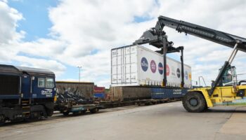 В Великобритании приступили к опытной эксплуатации контейнера с подъемной крышей
