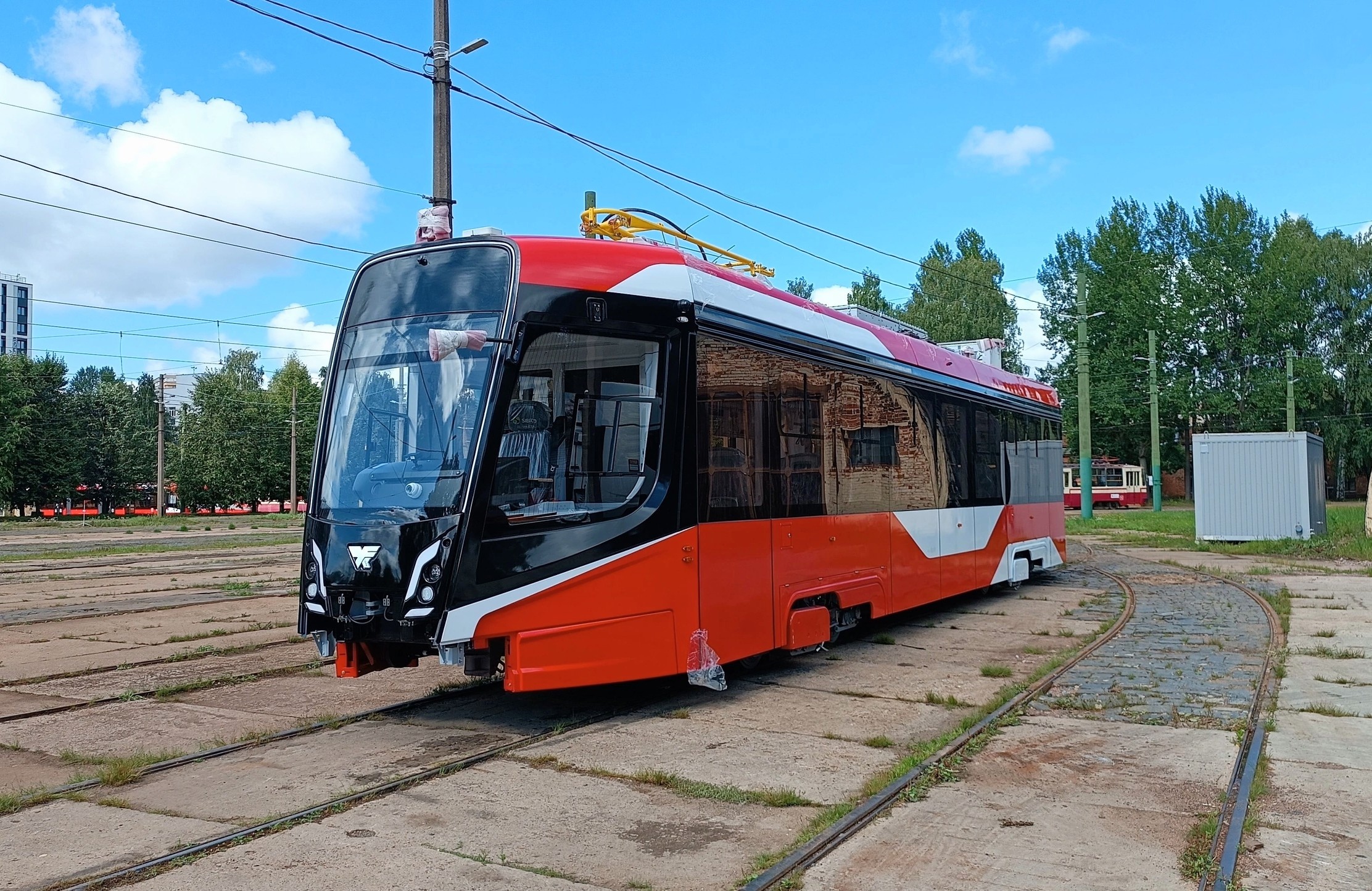 Односекционный низкопольный трамвай модели 71-628-02 в Санкт-Петербурге