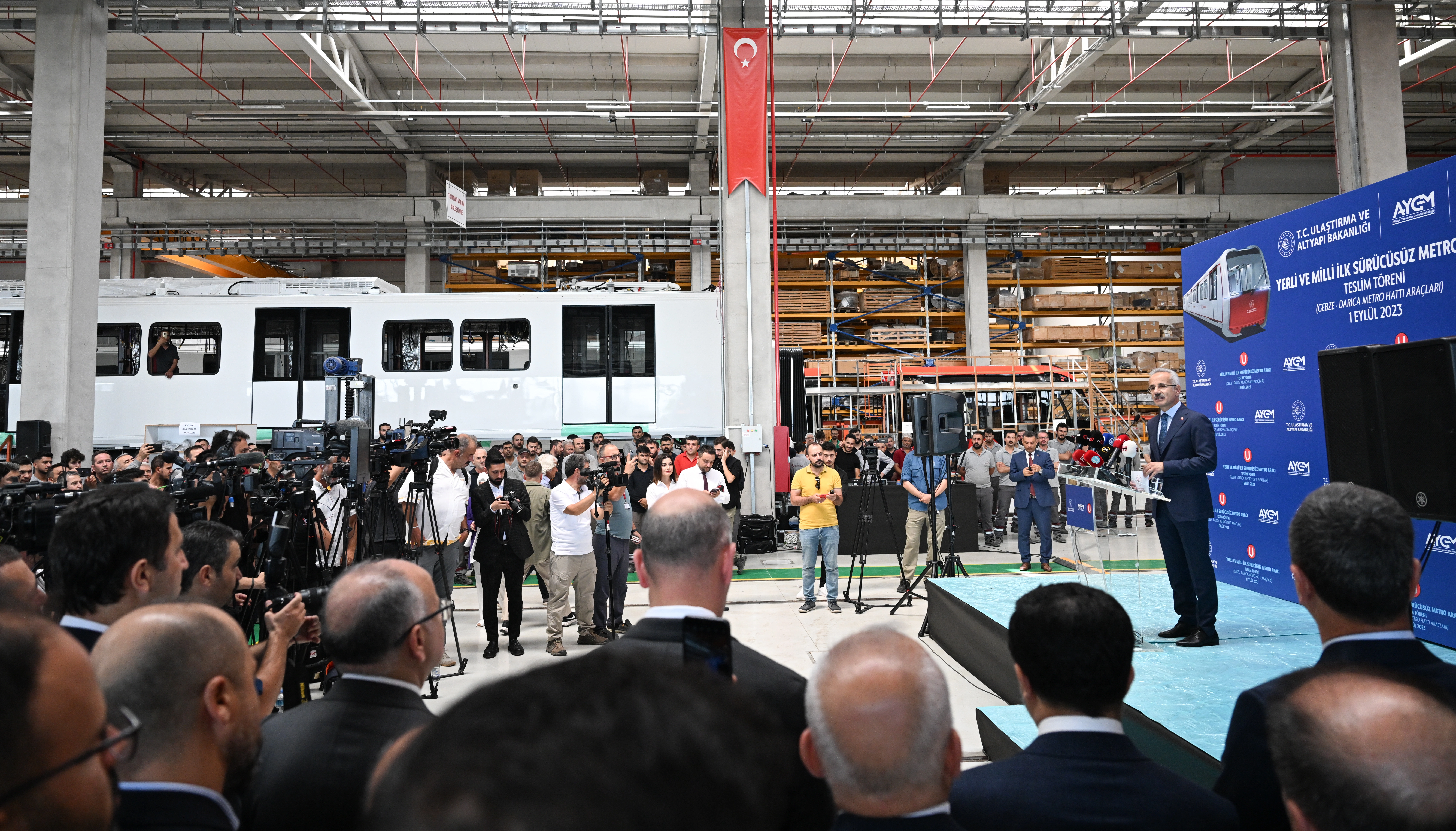 Выступление министра транспорта Турции Абдулкадира Уралоглу на презентации первого беспилотного поезда для метро Гебзе на заводе Bozankaya в Анкаре