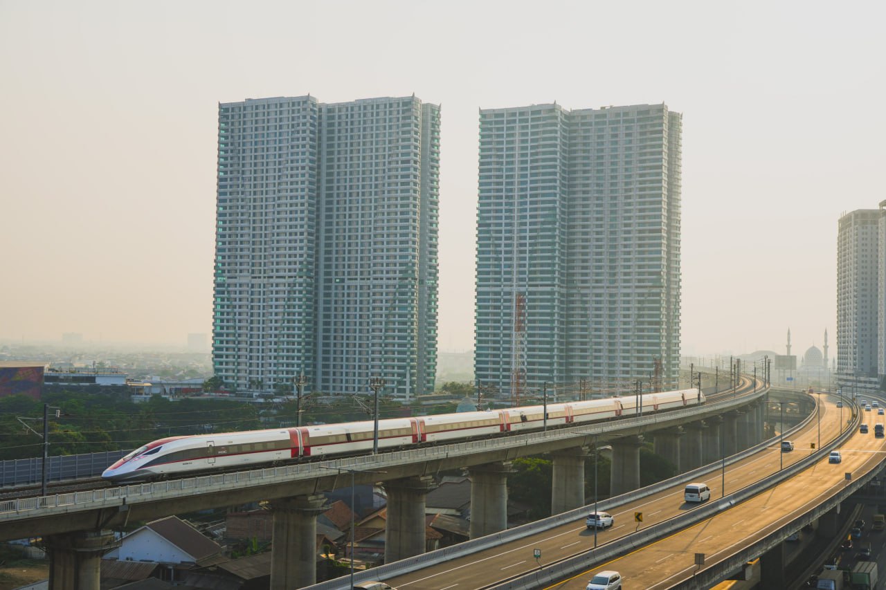 Высокоскоростной поезд производства CRRC на линии Джакарта – Бандунг.