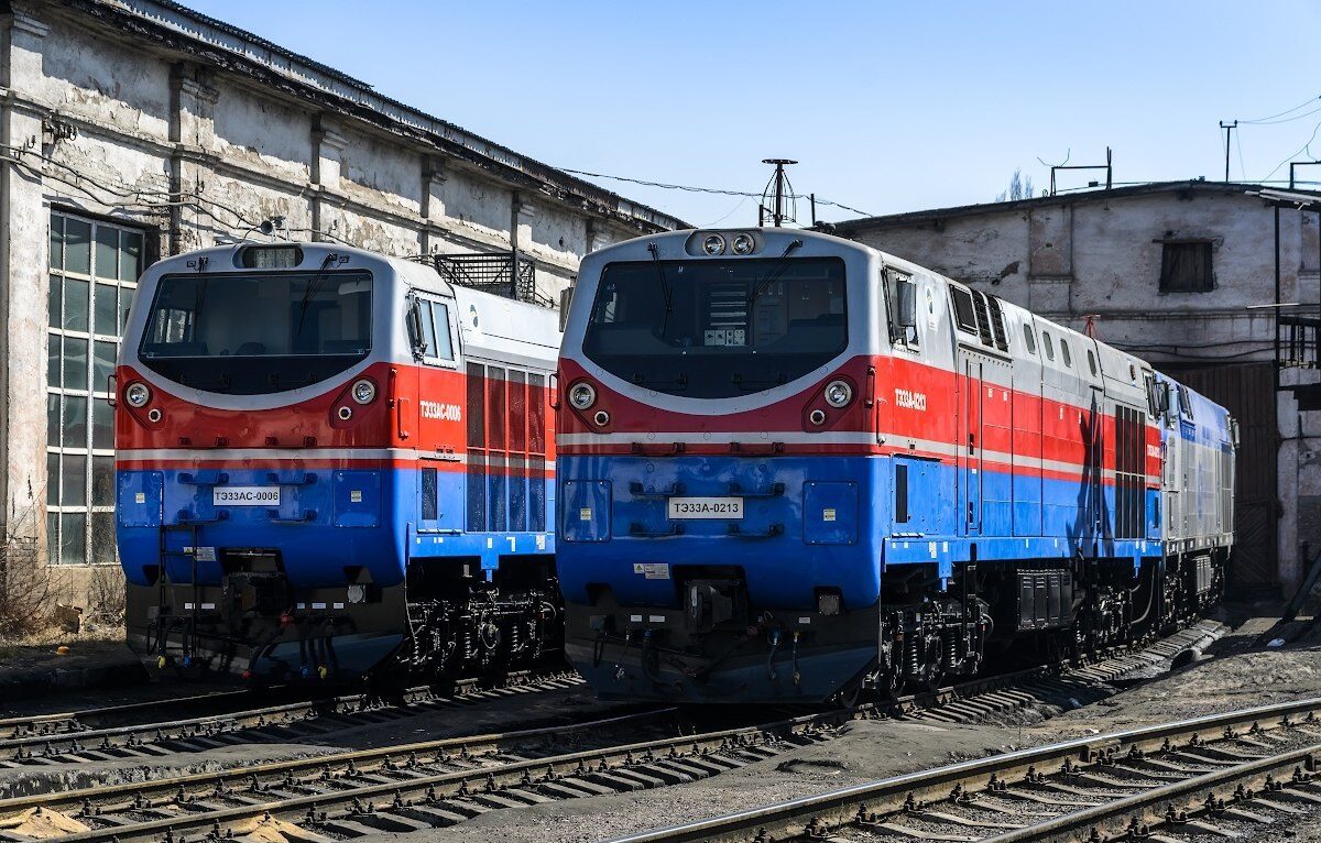 Тепловозы ТЭ33АС-0006 и ТЭ33А-0213 в депо станции Алма-Ата-1