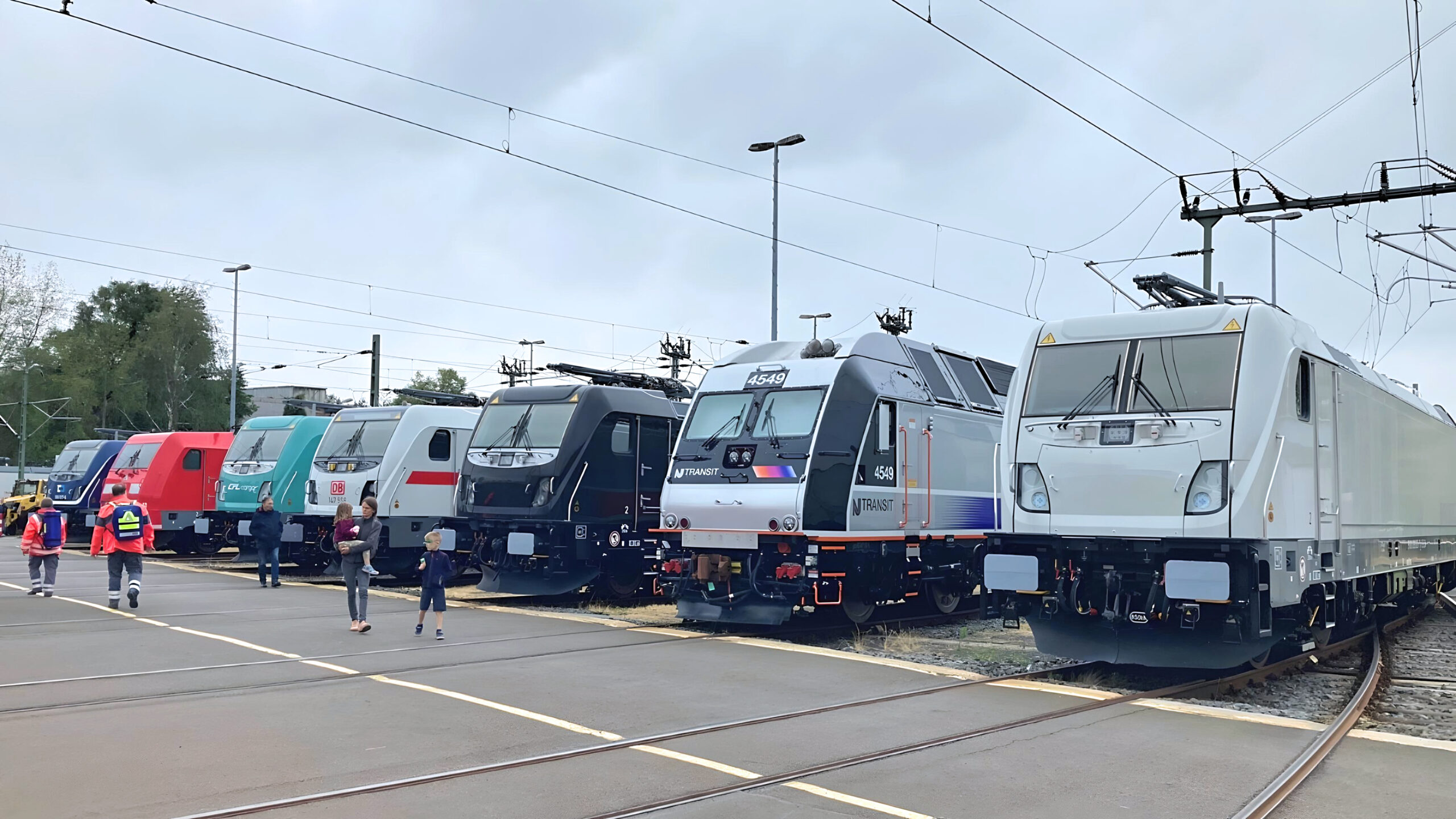 Выставка локомотивов на заводе Alstom в Касселе по случаю 175-летия локмотивостроения на площадке, июль 2023 года. Слева направо: Traxx MS3 для ČD Cargo, Traxx AC2 для DB, Traxx MS3 для CFL Cargo, Traxx AC3 для DB, Traxx MS3 для TX Logistik, ALP-45DP для New Jersey Transit и Traxx MS3 для Akiem
