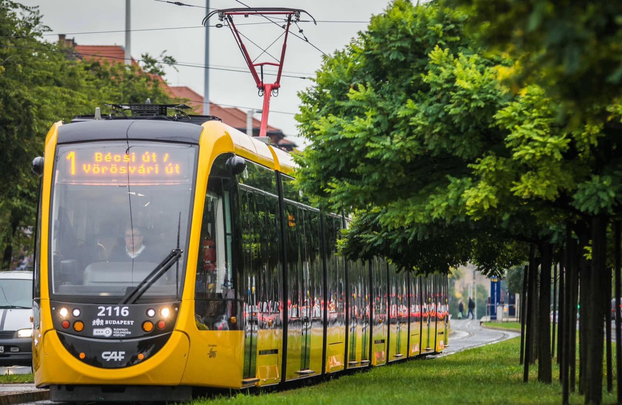 Трамвай модели Urbos производства CAF в Будапеште