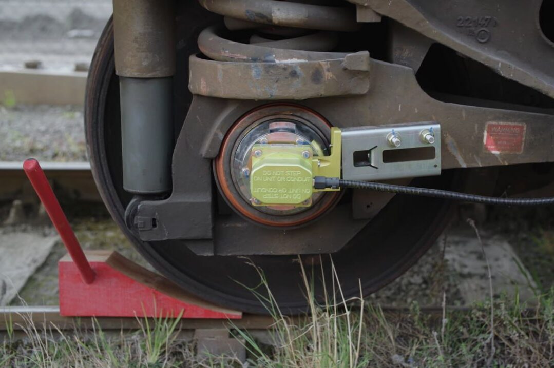 Датчик блокировки и проскальзывания колес Knorr-Bremse, установленный на цистерну в раках проекта iWagon