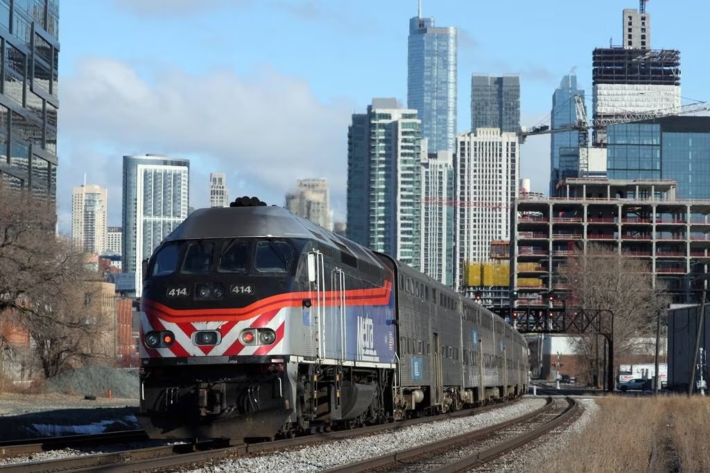 Тепловоз с двухэтажными пассажирскими вагонами Metra в Чикаго