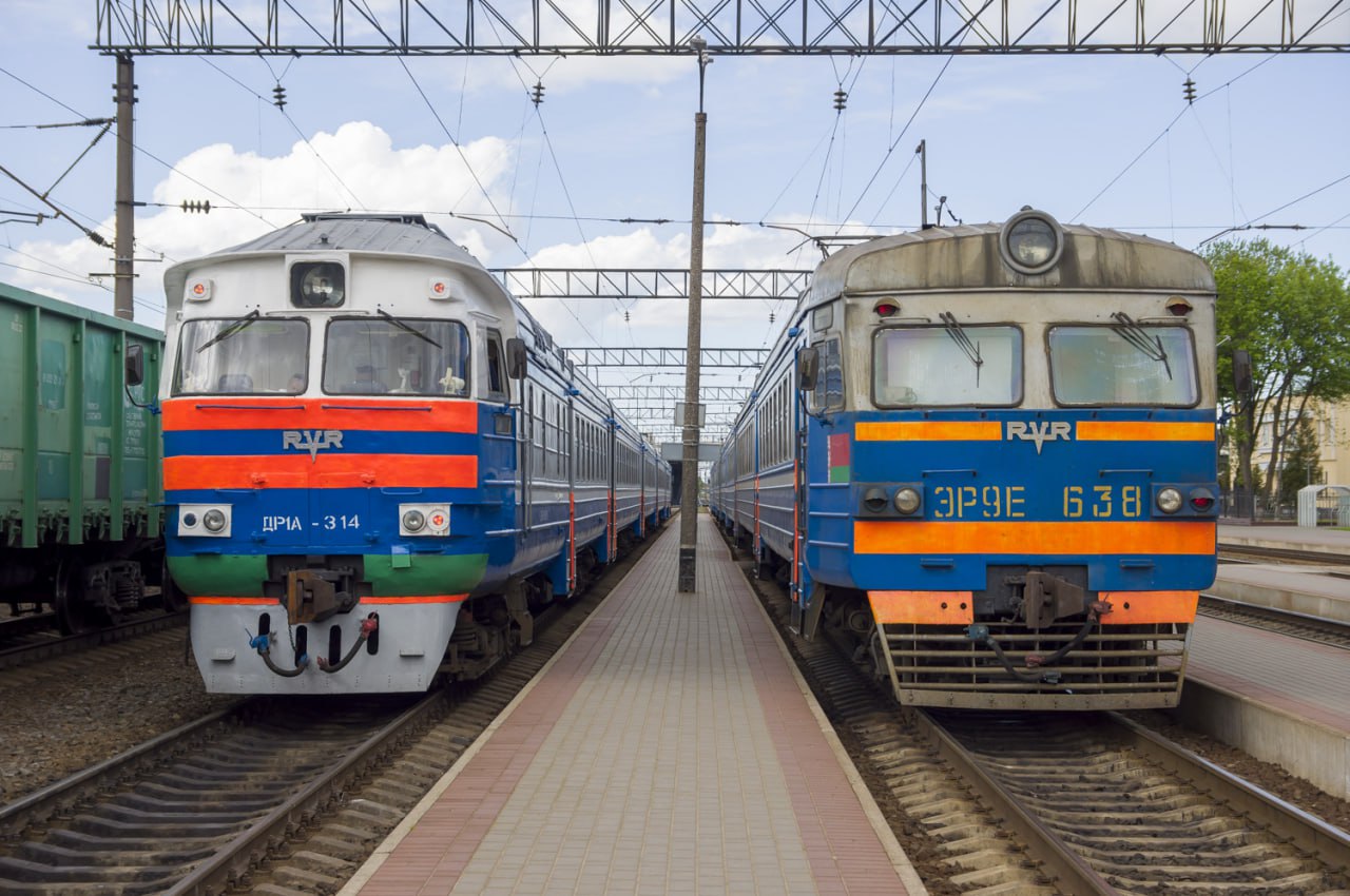 Поезда ДР1А-314 и ЭР9Е-638 в депо Барановичи