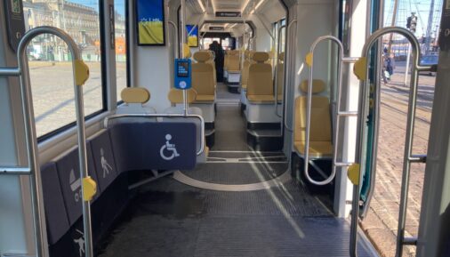 Площадка для инвалидных и детских колясок в трамвае Skoda ForCity Smart Artic X54