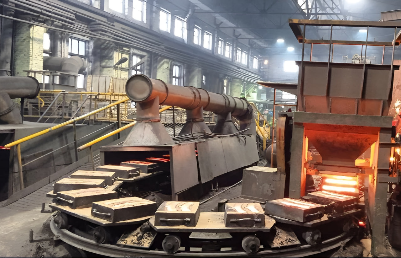 Отливки чугунных тормозных колодок в цеху Новосибирского литейного производства