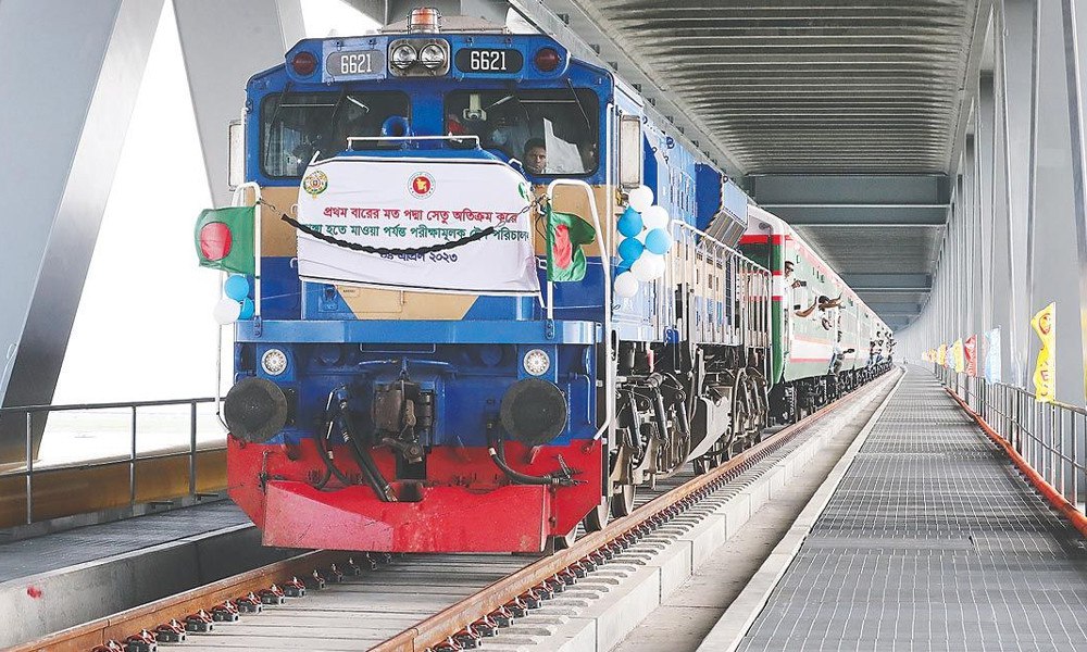 Поезд на открытии участка линии Дакка – Джессор