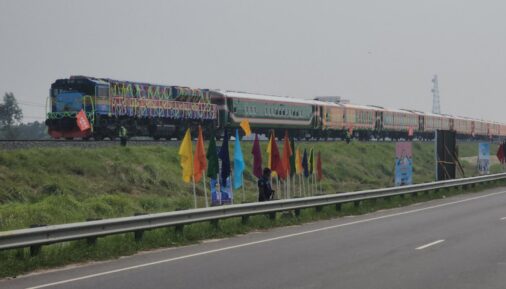 Поезд на открытии первого участка линии Дакка – Джессор
