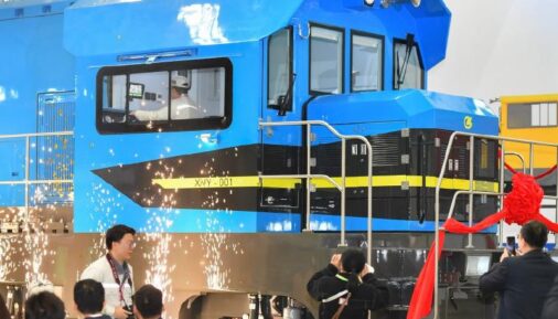 Презентация локомотива XNY с аккумуляторной тягой на заводе CRRC в Чжучжоу