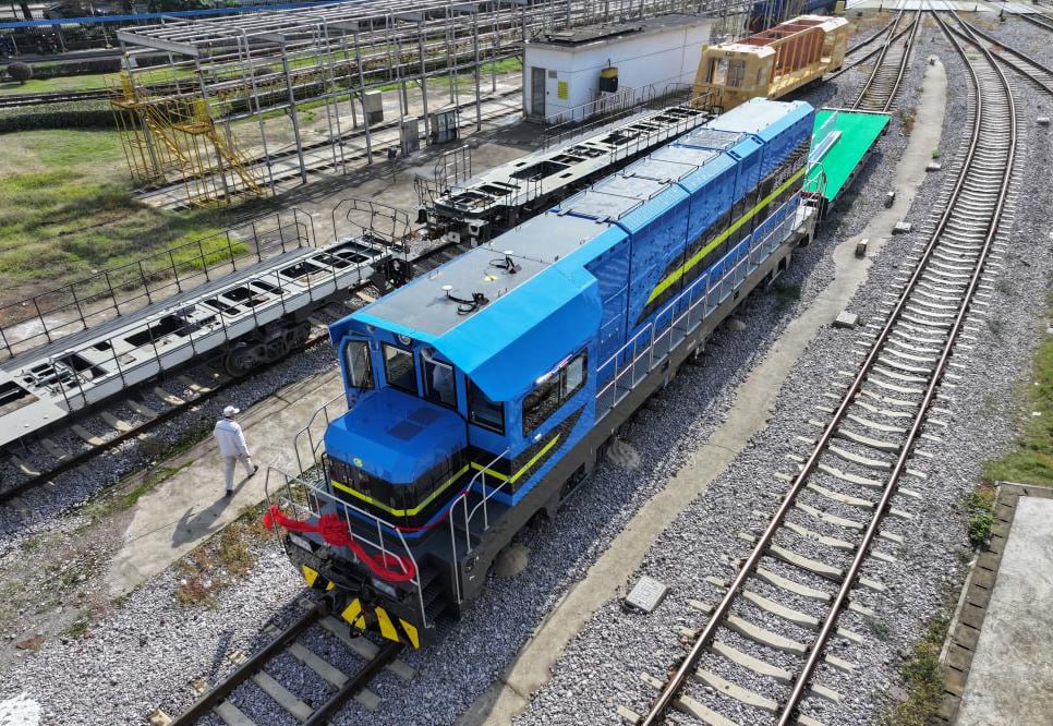 Презентация локомотива XNY с аккумуляторной тягой на заводе CRRC в Чжучжоу