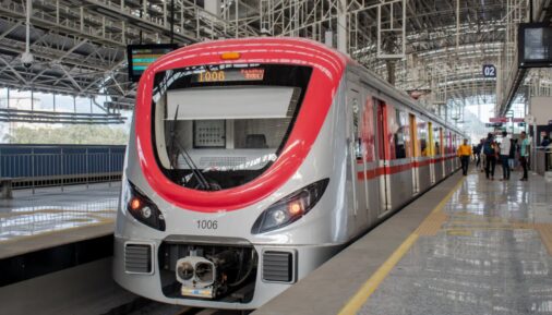 Электропоезд CRRC на первой линии метро Нави Мумбаи