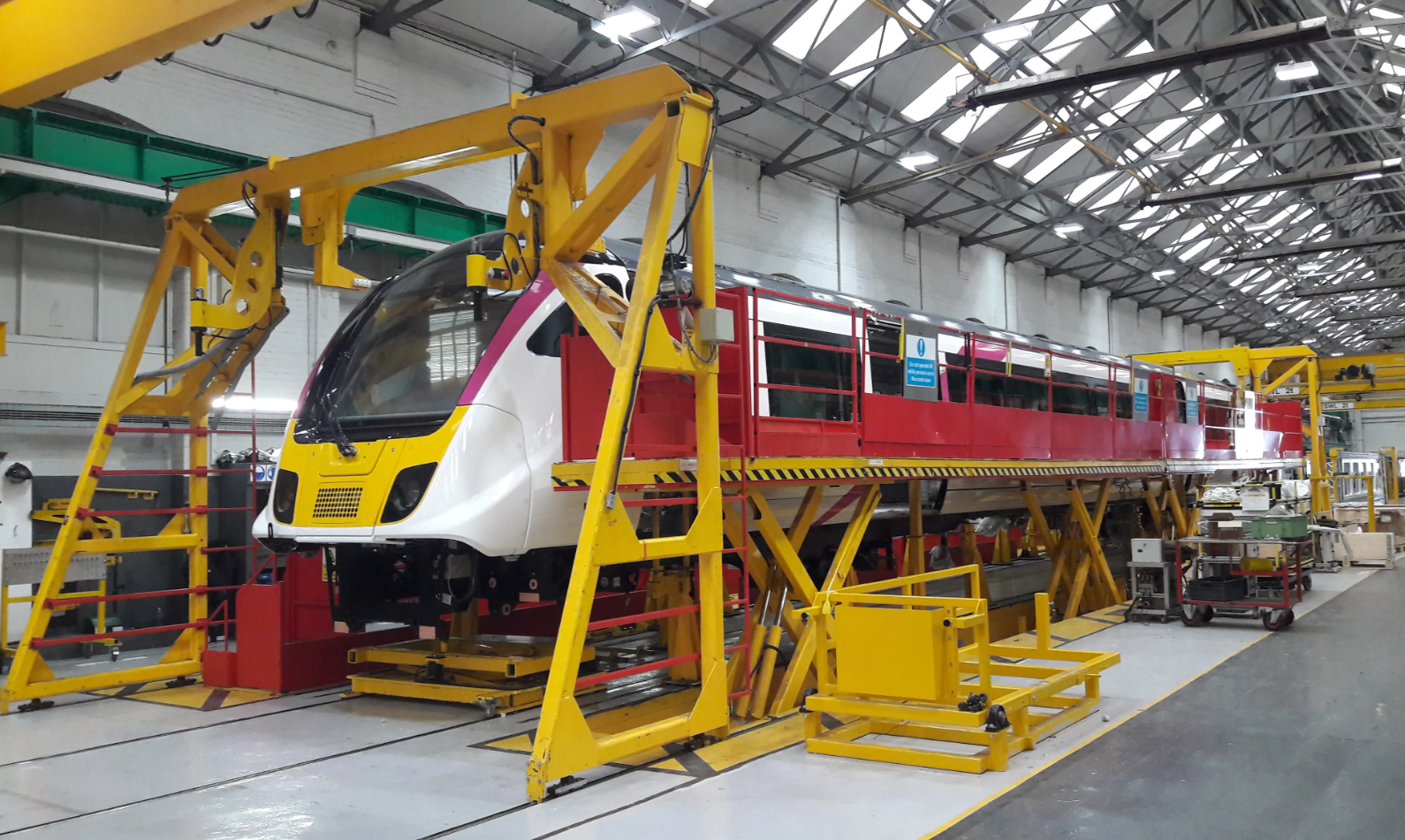 Производство вагонов поезда Aventra на заводе Alstom в Дерби, Великобритания
