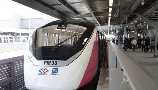 Монорельсовый поезд платформы Innovia на «розовой» линии в Бангкоке
