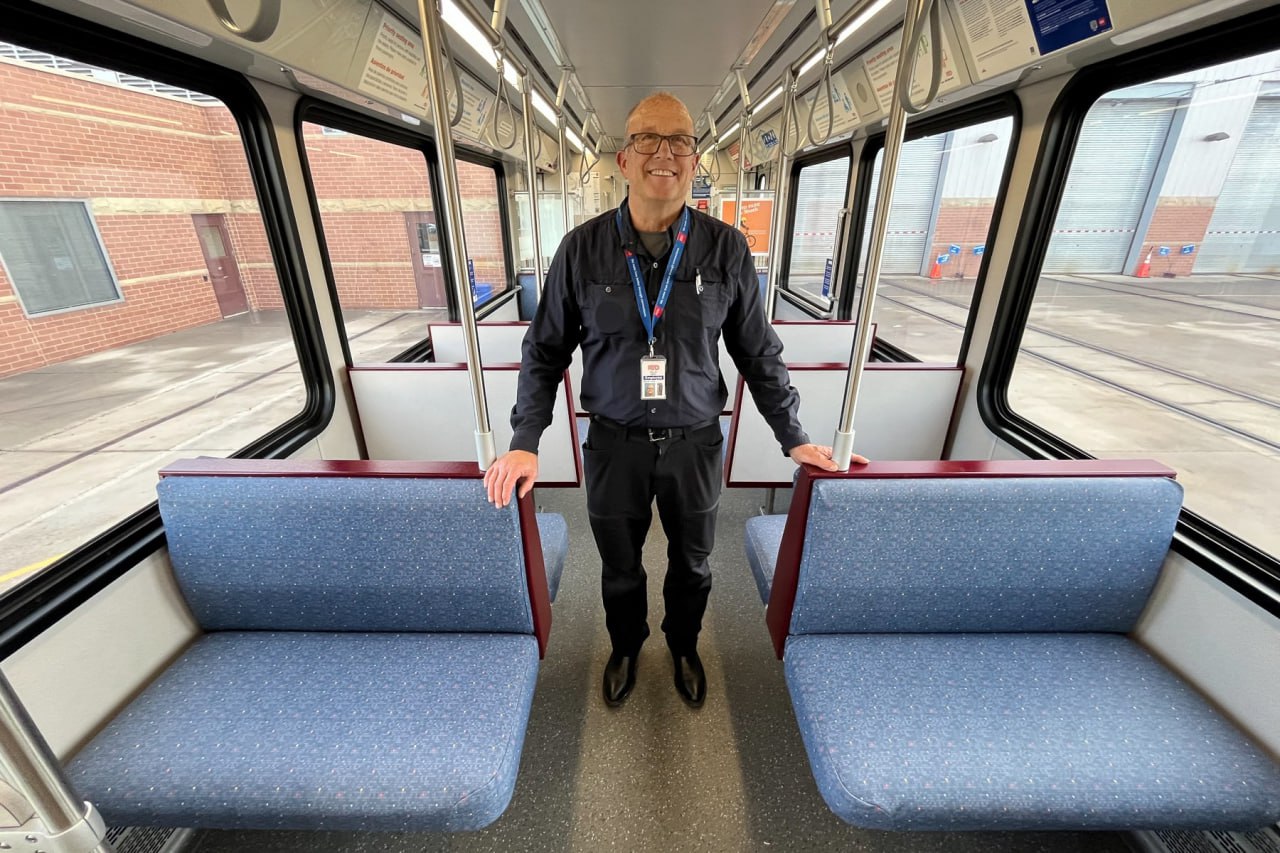 Фил Эберл, главный суперинтендант по техническому обслуживанию легкорельсовых транспортных средств Регионального транспортного округа, стоит в вагоне поезда, оснащенном новыми виниловыми чехлами для сидений, в Энглвуде, штат Колорадо