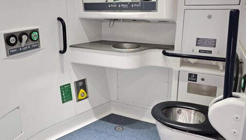 Биореакторный туалет в вагоне электропоезда от Alstom для сервиса Arterio