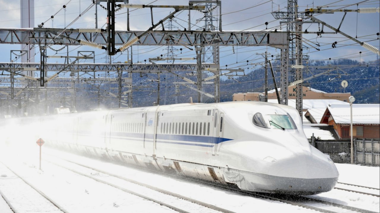 Высокоскоростной поезд на участке Токайдо-Синкансэн между Нагоей и Киото