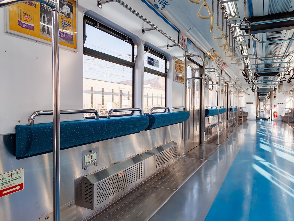 Переоборудованный вагон без сидений в метро Сеула с дополнительными поручнями